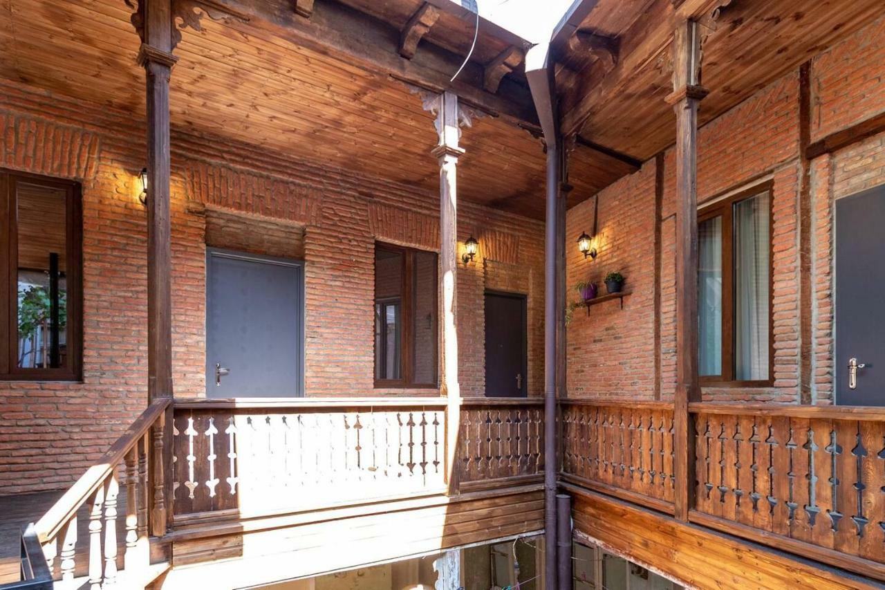 Modern Studio Near Rustaveli Ave - By Wehost Tbilisi Eksteriør billede